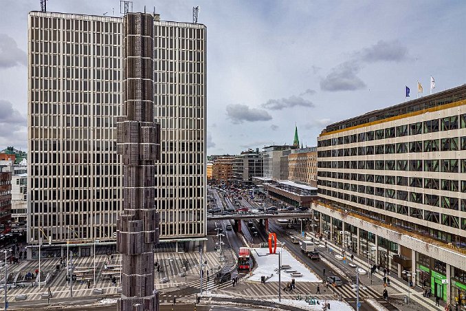 Högtorgsskrapa och glaspinnen Hötorgsskrapan nummer 5 (det närmast Sergels torg) var ursprungligen tänkt att bli ett hotell, men man övergav den idén så småningom och det blev kontor där...