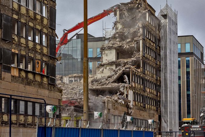 Rivning i Stockholm city Skanska river sin fastighet intill Sheraton hotell vid Tegelbacken för att bygga en nästan 4,5 meter högre byggnad på platsen. Huset från 1970-talet sägs inte...