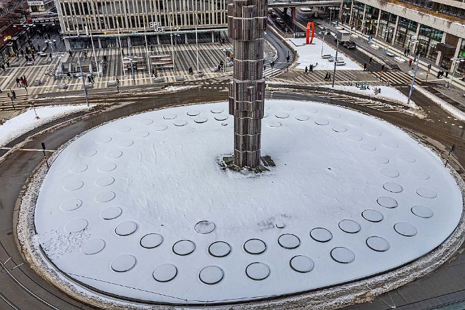 Sergels torg och glaspinnen I den vinteravstängda fontänen står skulpturen Kristallvertikalaccent, en glaspelare ritad av skulptören Edvin Öhrström och invigd 1974.