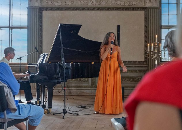 Konsert i Mälsåkers slott Anna-Lotta Larsson kompad av Fredrik Hermansson på piano.