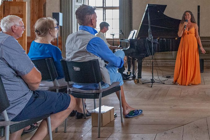 Konsert i Mälsåkers slott Anna-Lotta Larsson kompad av Fredrik Hermansson på piano sjunger med temat Lovsång till kärleken” sånger om livet, döden och kärleken.