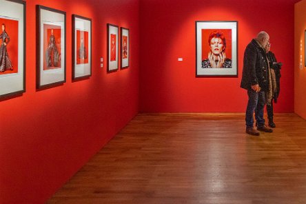 Kulturhuset Utställning av japanen Masayoshi Sukitas foton av David Bowie och här tillsammans med Bowie.