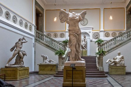 Konstakademiens foajé År 1780 flyttar akademin, genom en donation av styckgjutare Gerhard Meyer (1704–1784), in i det Sparreska palatset på Fredsgatan i Stockholm. Så småningom får...