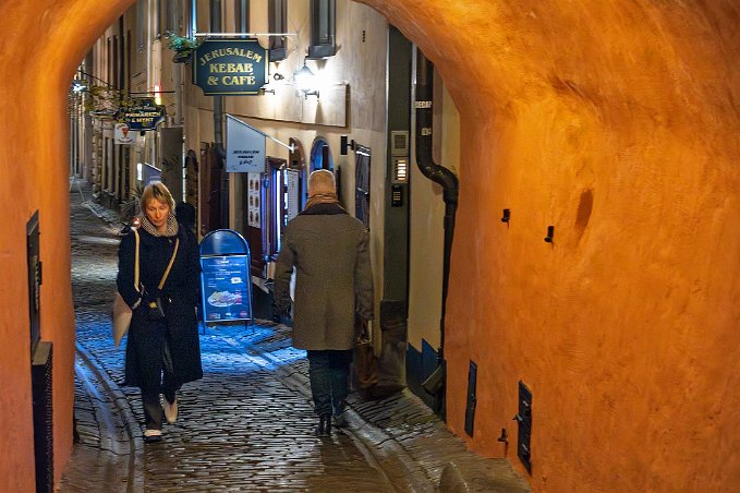 Hantverksvandring Gåsgrändstunneln från Västerlånggatan till Gåsgränd som går till Lilla Nygatan / Munkbron. Gränden fick sitt nuvarande namn 1885. Redan. under 1400- och...
