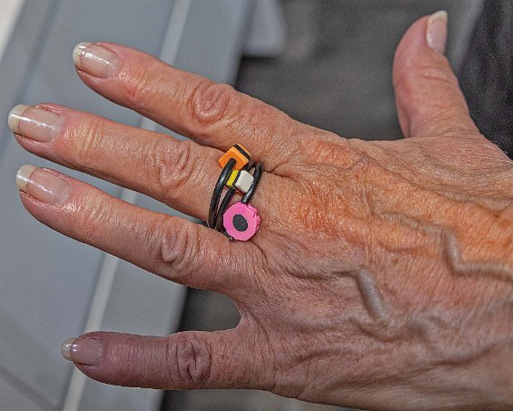 Hantverksvandring En en enkel flexibel ring med fejk-godis hos Magnani (godisbitar av formbar lera – cernitlera, band av gummi).