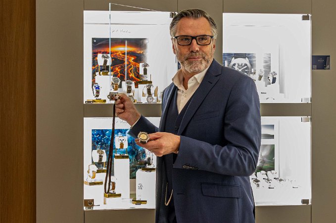 Hantverksvandriong Besök i Watches of Scandinavia. Mikael Sandström, en av grundarna av klockmärket Sjöö Sandström och idag VD på urföretaget Epoch Stockholm.