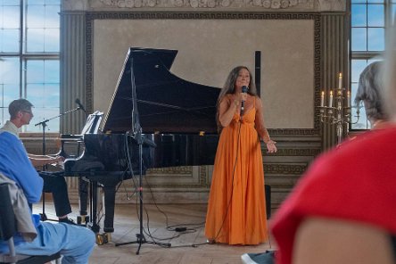Konsert i Mälsåkers slott Anna-Lotta Larsson kompad av Fredrik Hermansson på piano.