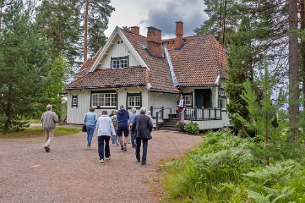 Besök i Ainola Ainola (Ainos villa, Ainos ställe) var hem för Jean Sibelius, hans hustru Aino Sibelius och deras familj från hösten 1904 till 1972. Den ligger strax söder om...