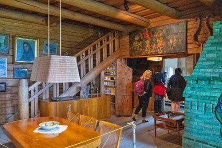 Matsalen Huset ritades av Lars Sonck. Det enda önskemålet Sibelius hade var att ha en grön öppen spis i matsalen. Vattenledningar installerades inte förrän efter Jean...