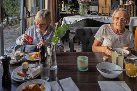 Skara konsthotell Kristina Hennix och Inger Mossberg vid frukostbordet.