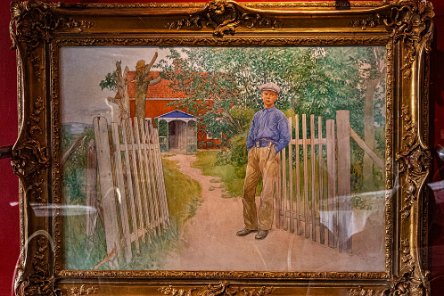 Skara konsthotell Bonddrängen Esbjörn målad av Carl Larsson sommaren 1915. Esbjörn står framör den så kallade Minsta-stugan som CL två år tidigare köpt intill fädernesgården...