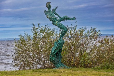 Skulpturparken Rundvandring bland mäktiga skulpturer i en vacker naturpark kring Brixelgpården.