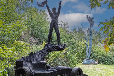 Brixelgården Magiska Senna. Ayrton Senna-skulpturen är uppbyggd i fyra delar. Den första delen är Ayrton Senna, mannen. Den andra delen är bilen, vi valde senare McLaren nr...