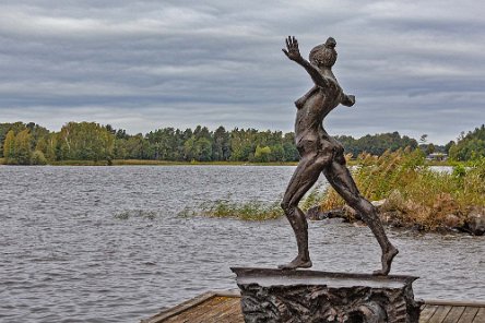 Brixelgården Vid Hjälmarens strandkant. Balans, brons, 1985. Nakenfigur som balanserar på en kant.