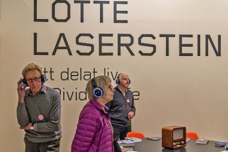 Laserstein-utställningen På väg in i Laserstein-utställningen, utrustade med hörlurar.