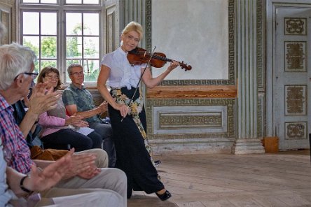 Sångspel om Karlfeldt Linnéa Sallay har en gedigen musikutbildning, är utbildad vid bl. a Operahögskolan i Göteborg, har sjungit många solistroller i Sverige, varit anställd vid...