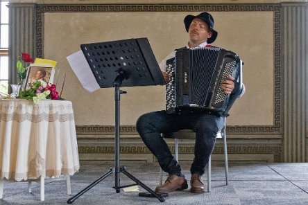 Sångspel om Karlfeldt Jerry Adbo är verksam som accordeonist och körledare/dirigent men även arrangör och tonsättare. Spelar bl.a i klezmerband som 
