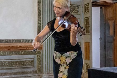 Sångspel om Karlfeldt Linnéa Sallay har en gedigen musikutbildning, är utbildad vid bl. a Operahögskolan i Göteborg, har sjungit många solistroller i Sverige, varit anställd vid...