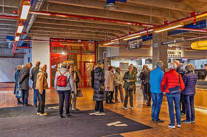 Garnisonen Samling i Karlahuset innanför huudingången Linnégatan 100.