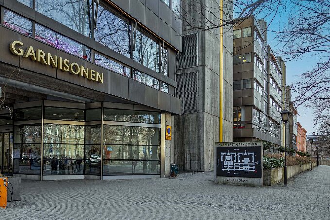 Garnisonen Delarna mot Karlavägen, det så kallade Karlahuset, blev ett pilotprojekt för Byggnadsstyrelsens strukturalistiska idé om en flexibel kontorsbyggnad med plats...