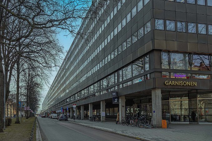 Garnisonen Fastighetens olika delar har uppförts åren 1886, 1963 (FOA-huset) och 1972 (Karlahuset). Kvarteret omfattar en tomtareal på 84 366 kvadratmeter och ägs av...