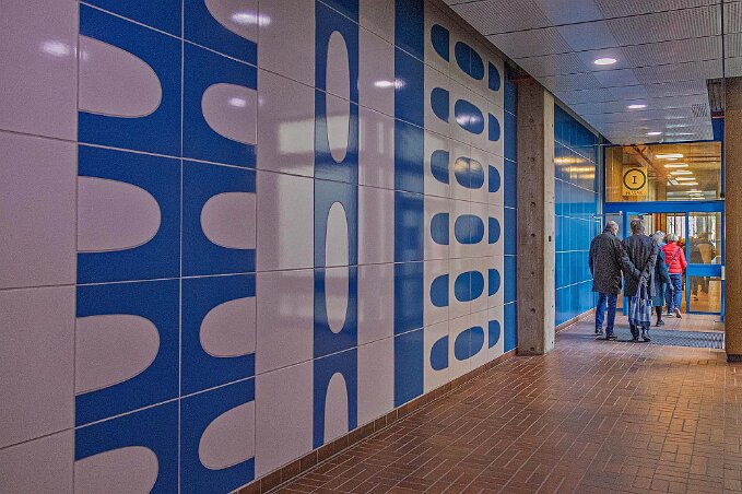 Garnisonen Blå gången – färdigglaserad klinker och glas, 1996 av Karin Törnell.