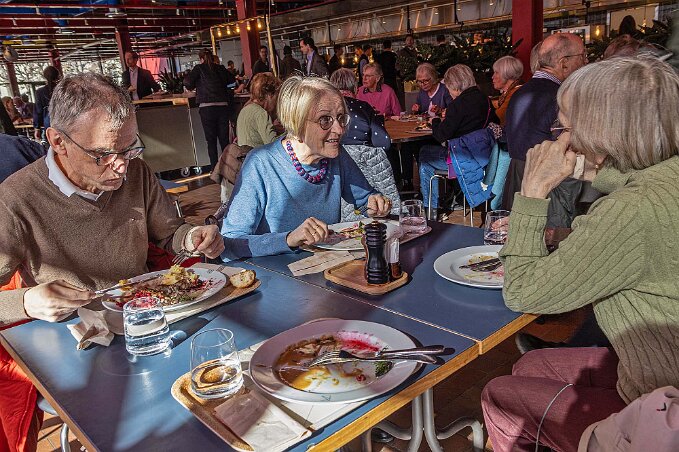 Garnisonen Vi äter en utmärkt buffélunch (köttbullar med potatismos) vid 11-tiden i den inbyggda restaurangen K-märkt tillsammans med vännerna Inger Mossfeldt och Peter...