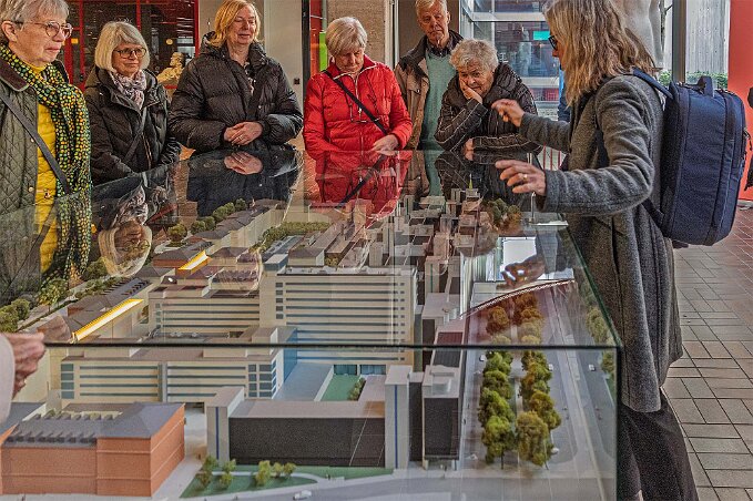 Garnisonen Strängnsäbon och konstvetaren Marie Andersson berättar om den föresående guidningen vid en modell av Garnisonen.