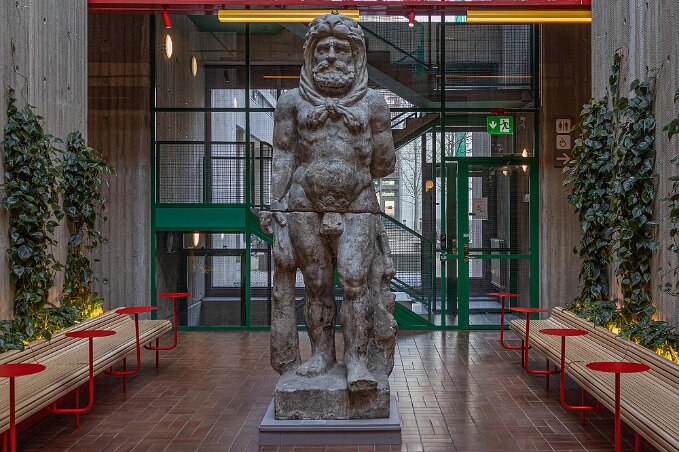 Garnisonen Skulptur av gotländsk sandsten utförd av bildhuggaren Heinrich Lichtenberg på 1600-talet för att pryda Riddarhusets tak. Skadades med tiden av väder och vind...