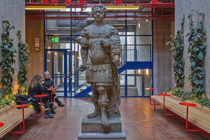 Skulptur av gotländsk sandsten utförd av bildhuggaren Heinrich