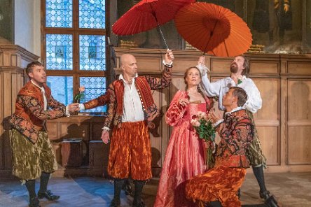 Romeo & Julia Kören Humor och dramatik i Romeo & Julia Körens framträdande på Gripsholms slott med föreställningen ”Händel with care”.