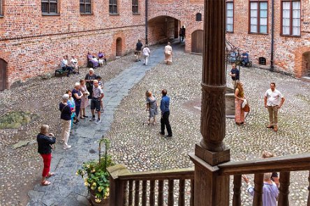 Väntan på insläpp Väntan på att släppas in till Romeo & Julia Körens föreställning i Gripsholms slott.
