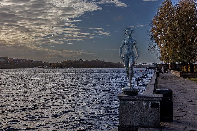 Stockholms stadshus Bronsskulpturen Dansen av Carl Eldh vid Riddarfjäden.