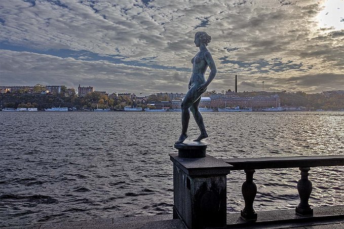 Stockholms stadshus Bonsskulpturen Dansen av Carl Eldh i Stadshusparken vid Riddarfjärden.