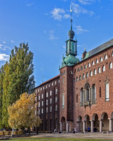 Stockholms stadshus På södra fasaden märks det så kallade Måntornet med en förgylld månskära som tornspira.