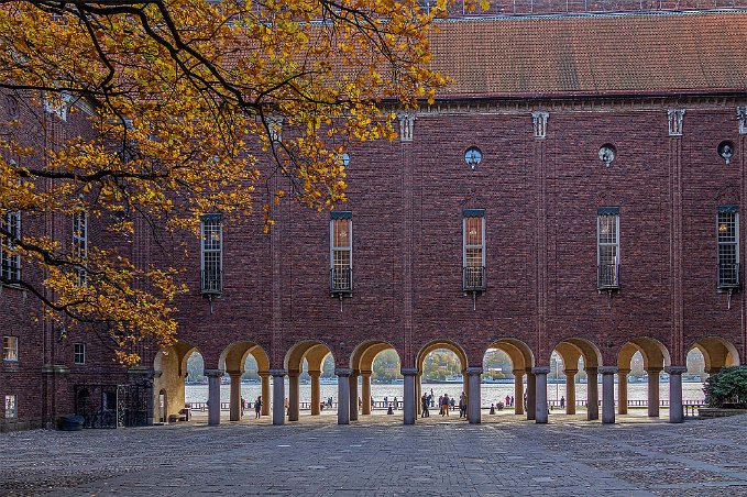 Stockholms stadshus Den Södra portiken, även kallad pelargången liknar Dogepalatset i Venedig. De tre pelarraderna skapar en slags genomskinlig vägg mellan den mer slutna...