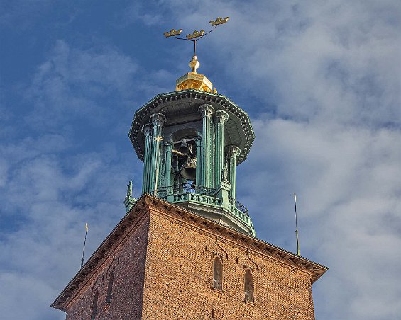 Stockholms stadshus Tornet är 106 meter högt. Tornspiran med tre kronor, en gammal symbol för Sverige, skulle tydliggöra att stadshuset inte bara var en angelägenhet för Stockholm...