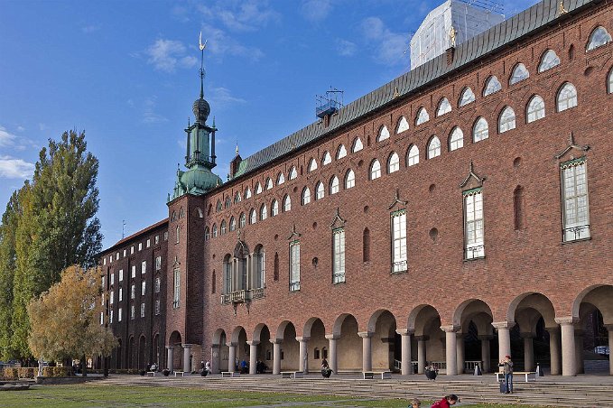 Stockholms stadshus Stadshusparken ritades av arkitekten Ragnar Östberg och ligger vackert vid Riddarfjärden. I parken finns, förutom en skulpturer och konstverk, även fontäner,...