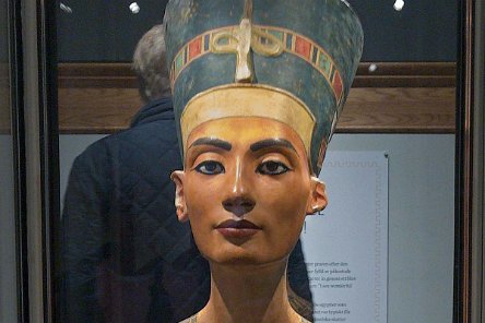 Nefertiti i Nationalmuseeum Byst i gips av Nefertiti i Nationalmuseeum. Nefertiti ('Skönheten har anlänt', född runt 1370 f.Kr, död runt 1330 f.Kr, var en drottning under Egyptens artonde...