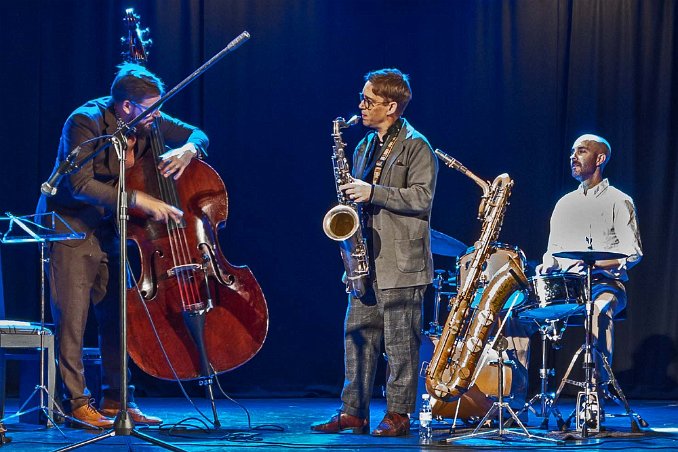 LSD i Mariefred Martin Sjöstedt bas, Fredrik Lindberg tenorsax och Daniel Fredriksson trummor.