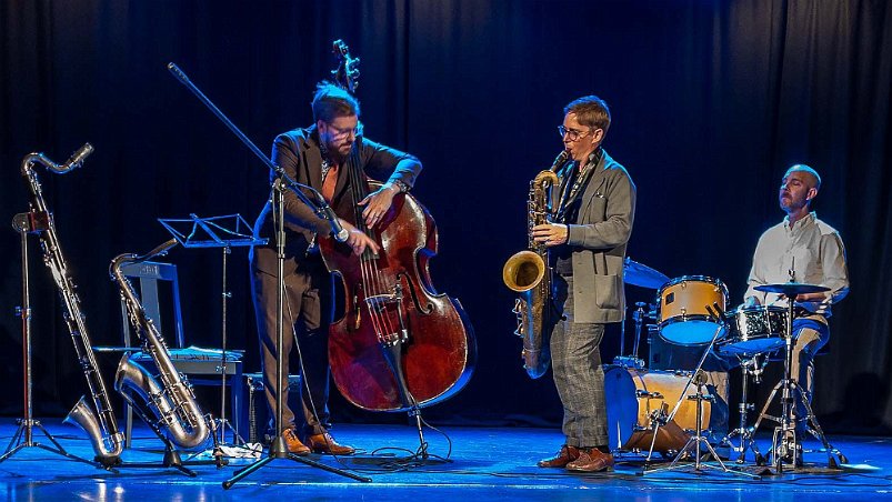 LSD i Mariefred Martin Sjöstedt bas, Fredrik Lindberg barytonsax och Daniel Fredriksson trummor.