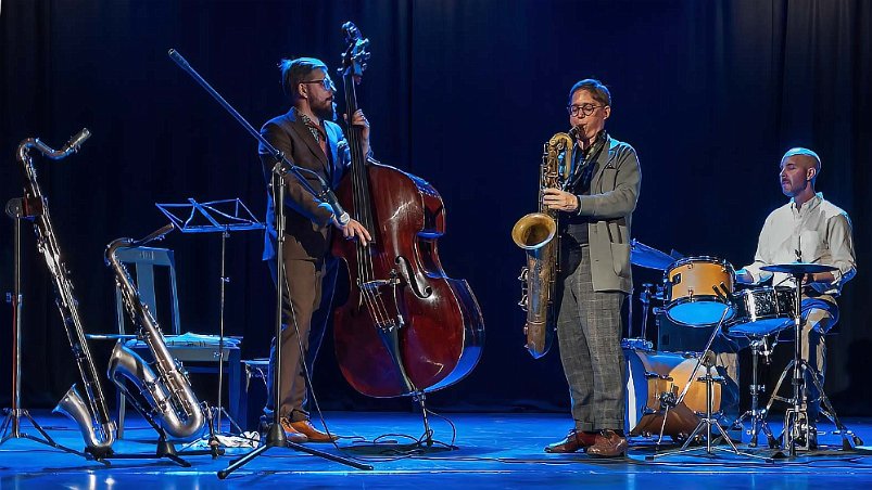 LSD i Mariefred Martin Sjöstedt bas, Fredrik Lindberg barytonsax och Daniel Fredriksson trummor.