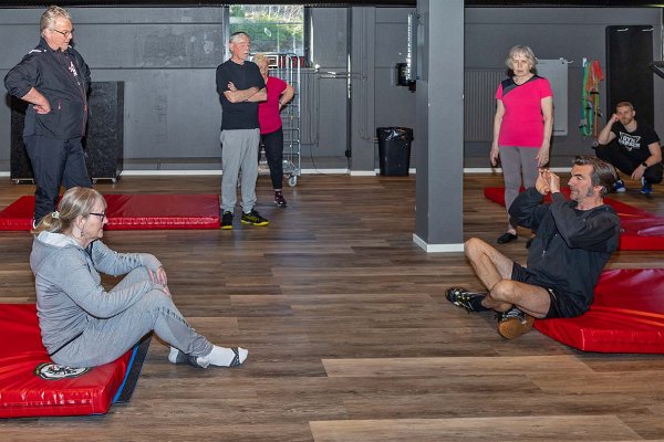 Fallkurs på Gymbörsen Jujutsutränaren Guy Bungerfeldt visar hur man ska falla rätt.