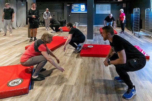 Fallkurs på Gymbörsen Marcus Hellman, trräningsansvarig på Gymnbörsen, instruerar Kristina på fallkursen.