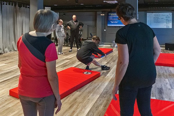 Fallkurs på Gymbörsen Jujutsutränaren Guy Bungerfeldt visar hur man ska falla rätt.