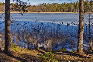 Isbelagd sjö Isbelagt 2021 ännu i mitten av mars. Sjön har många förgreningar och öar, strandlinjen är över 500 km lång.Medeldjupet är 10 meter och största djupet 48 meter.