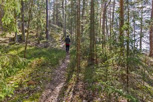 Solvarm stig i lä I lä för den kyliga nordvästvinden från sjön, känns vårvintersolen riktigt värmande.