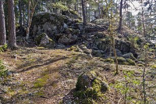 Stenbumlingar Stenbumlingar, kanske från istiden, längs stigen.