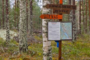 Ledskyltar Genom reservatet går flera stigar, som bildar en rundslinga på 3,5 kilometer. Sörmlandsleden går precis vid reservatgränsen.