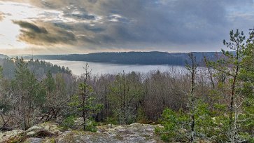 Rundslinga i naturreservatet I södra delen av reservatet finns en utsiktsplats med vacker vy över sjön Klämmingen.